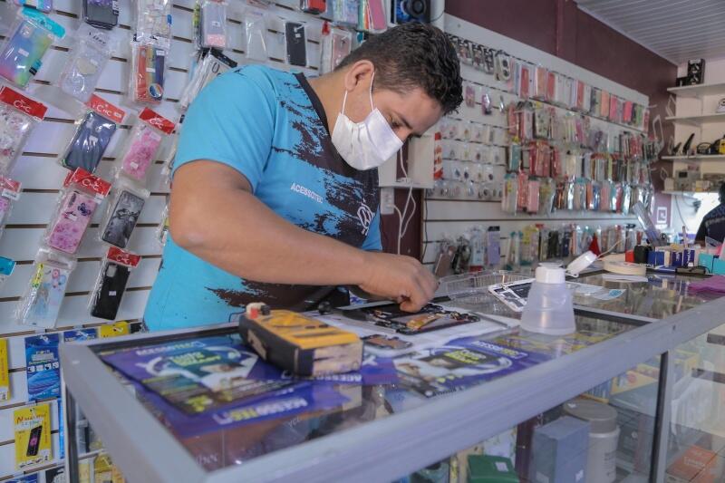 O técnico Leandro Abreu trabalha há dez anos em uma loja no bairro São Bento. (Foto: Divulgação)
