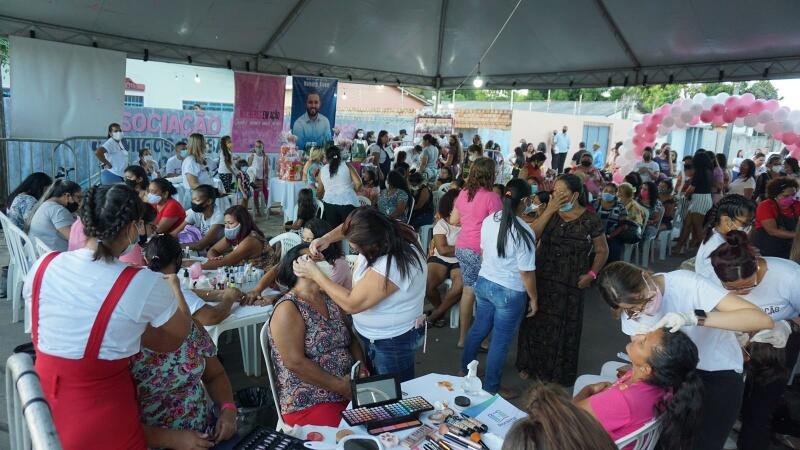 As mulheres do Bairro Silvio Leite, e redondezas receberam os serviços de manicure básica, corte de cabelo, designer de sobrancelha, maquiagem e cuidados com a pele, higiene bucal básica e saúde básica (Foto: Ascom parlamentar)