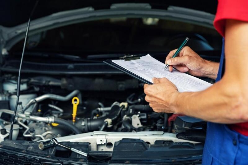 Se você pretende viajar de carro, por exemplo, é importante realizar a revisão do veículo antes de partir (Crédito: divulgação, iStock)