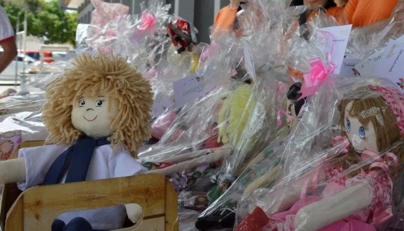 Estarão expostas e disponíveis para a comercialização diversas bonecas de pano, ao valor inicial de R$ 35 (Foto: Divulgação)