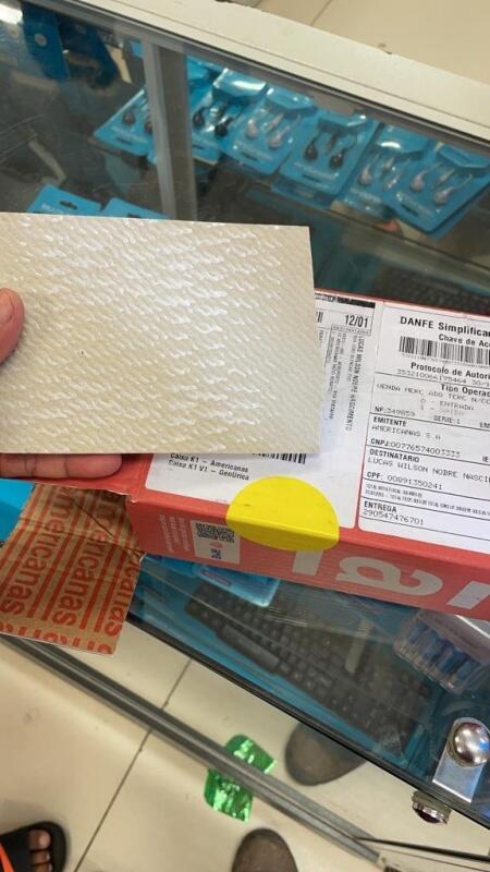 O pedaço de cerâmica veio dentro da embalagem do Iphone (Foto: Divulgação)