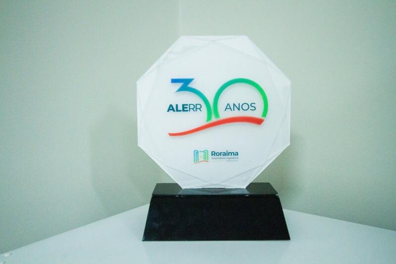 Troféu de premiação do concurso cultural da Assembleia Legislativa, alusivo aos 30 anos da Casa (Foto: Nonato Sousa) Troféu de premiação do concurso cultural da Assembleia Legislativa, alusivo aos 30 anos da Casa (Foto: Nonato Sousa)