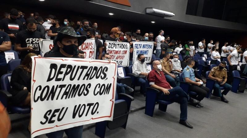 Plenário da Casa está lotado; categorias acompanham a sessão (Foto: Nilzete Franco/FolhaBV)