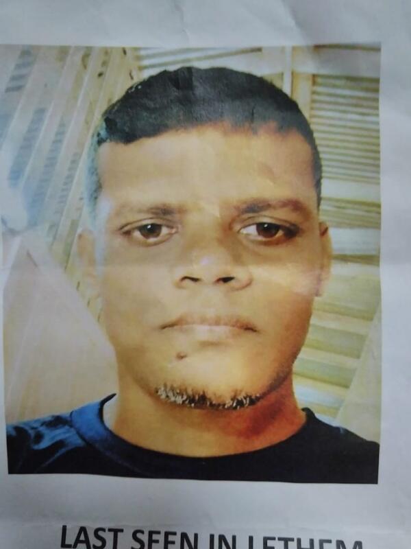 Christopher possui um sinal na parte inferior direito dos lábios e tem debilidade mental ocasionada por um acidente de trânsito. (Foto: Divulgação)