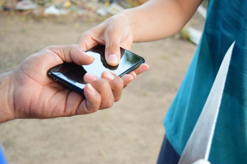 Os assaltantes levaram o seu aparelho celular e uma mochila, ambos os objetos foram encontrados na posse do adolescente. (Foto: Nilzete Franco Folha BV)