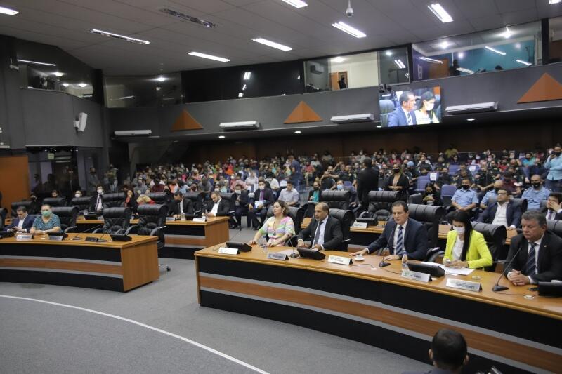 Deputados discutem projetos no plenário da Assembleia Legislativa (Foto: Nonato Sousa/SupCom ALE-RR)