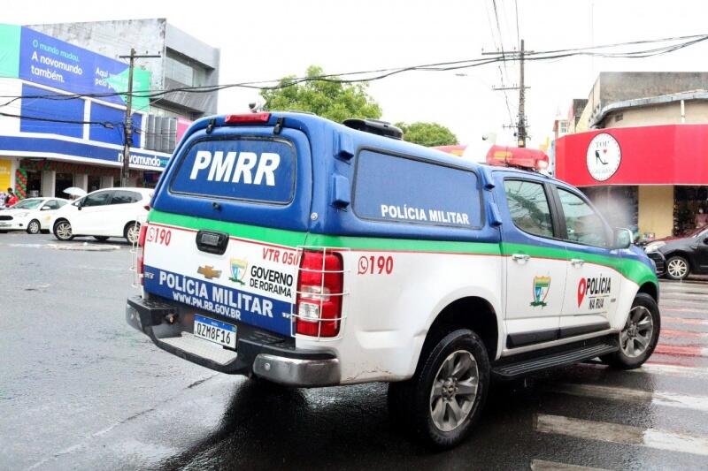 Nem mesmo a chuva impediu o boavistense de ir às compras (Foto: Nilzete Franco/FolhaBV)