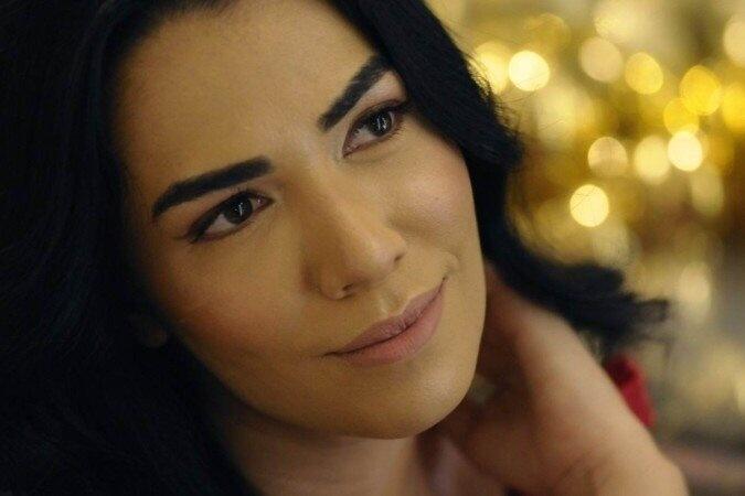 A modelo Vanessa Arba usa delineado marrom, com um leve esfumado (Foto: Divulgação)