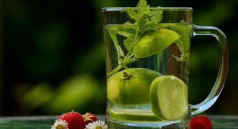 A primeira dica é hidratar o corpo e beber muita água (Foto: Divulgação)