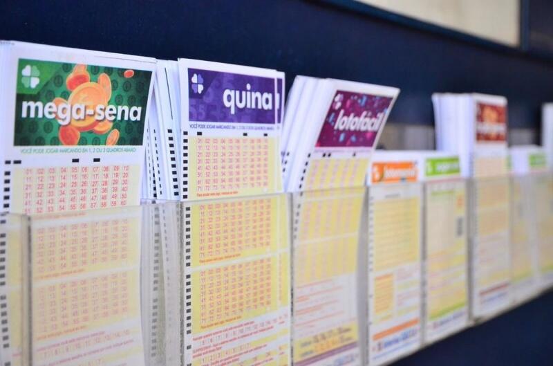 Apostador também pode adquirir cotas de bolões organizados pelas lotéricas (Foto: Agência Brasil)