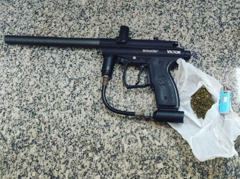 Com ele foi apreendido um simulacro de arma de fogo e um invólucro de maconha. (Foto: Divulgação)