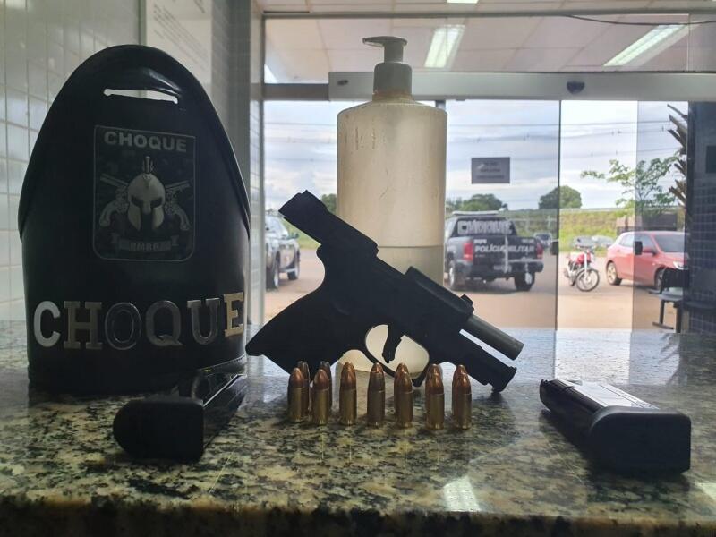 Homem só apresentou o registro da pistola e não o documento que comprovasse o porte de arma (Foto: Divulgação/PM)