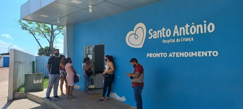 Pais contaram a reportagem que esperavam por mais de 4 horas por atendimento (Foto: FolhaBV)