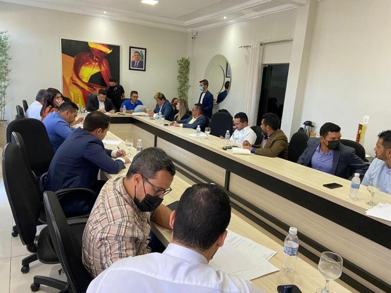 Vereadores se reuniram em sessão extraordinária nesta quarta-feira (Foto: Divulgação)
