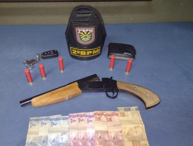 Materiais apreendidos com o vigilante de 37 anos (Foto: Divulgação)