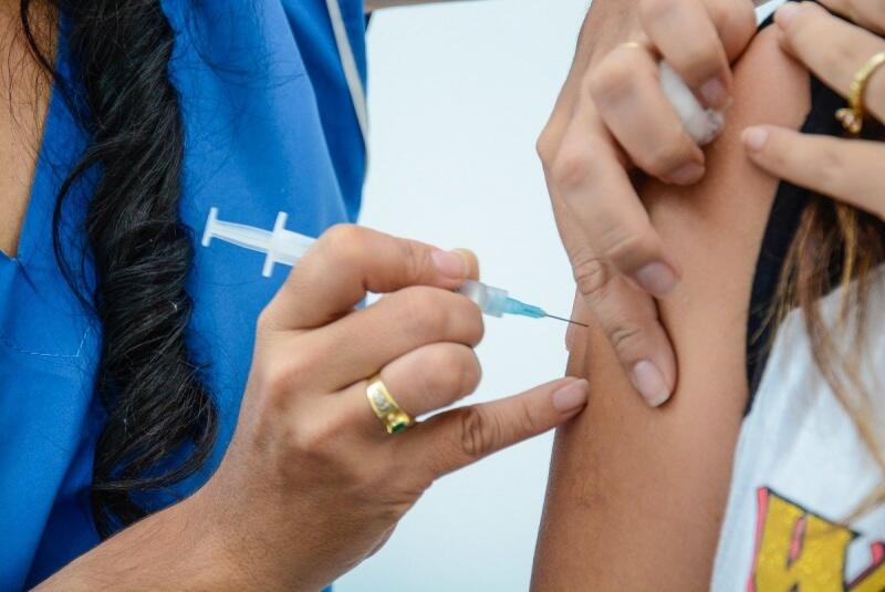 A nova versão da vacina da influenza, que será distribuída em 2022 pelo PNI do Ministério da Saúde, é trivalente, composta pelos vírus H1N1, H3N2 (Darwin) e a cepa B, e já está sendo produzida pelo Butantan em suas fábricas. (Foto: Arquivo Folha BV)