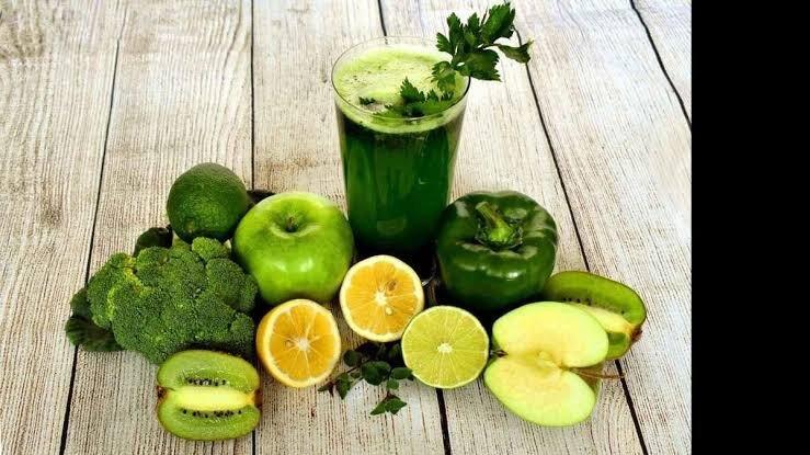 Para retomar a rotina alimentar, o ideal é se hidratar muito, procurar ingerir alimentos naturais, como frutas, vegetais, legumes, carnes frescas e cereais verdadeiramente integrais. (Foto: Divulgação)