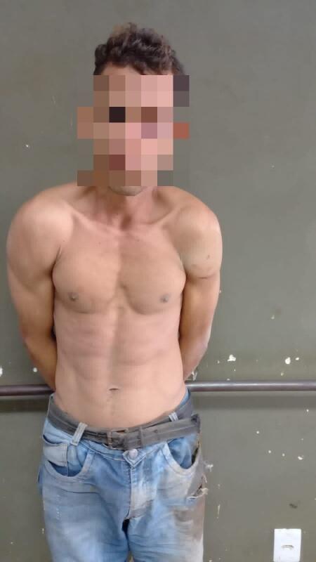 Após roubar o celular, o homem saiu correndo e foi perseguido pela vítima e alcançado por populares, que o agrediram com socos e capacetadas. (Foto: Divulgação)