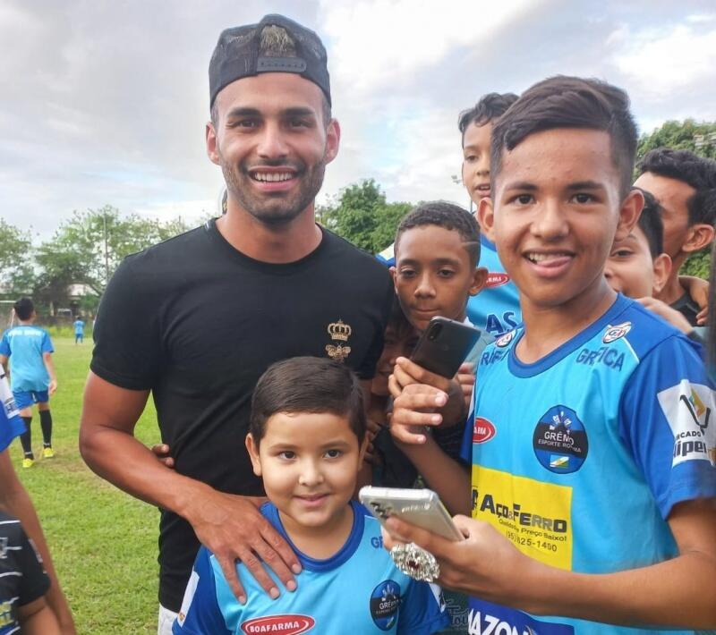 O volante roraimense Thiago Maia durante visita ao CTG (Foto: Divulgação)