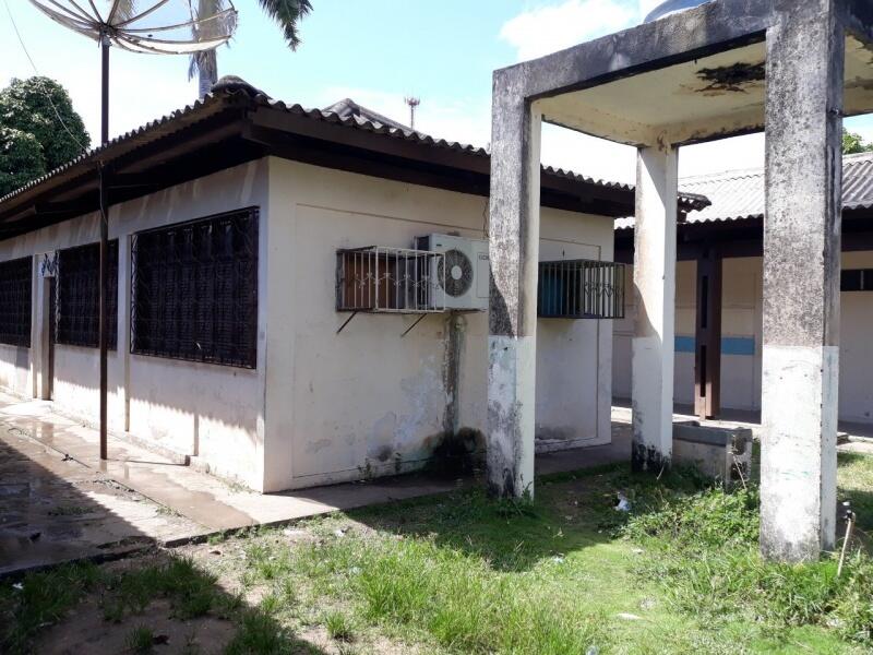 Situação precária da escola estadual Maria das Neves Rezende (Foto: Seinf)