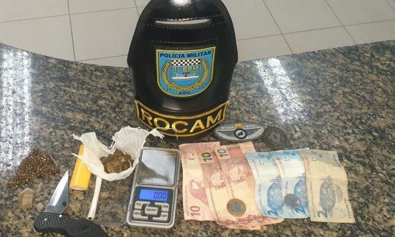 A equipe da Rocam estava em motopatrulhamento pelo local, quando avistou o adolescente caminhando entre os blocos do prédio Angelim em atitude suspeita. (Foto: Divulgação)