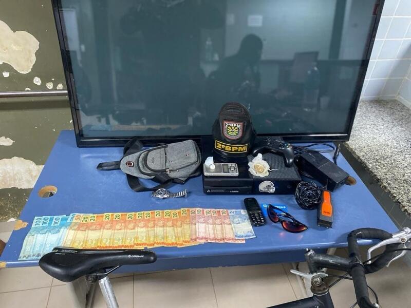 O trio não soube informar a procedência do material encontrado na residência. (Foto: Divulgação)