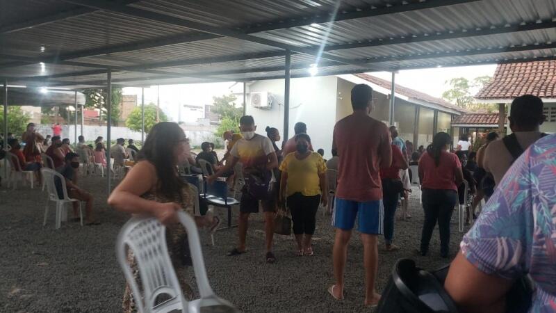 Pessoas que chegam pela manhã esperam até às 18 horas para conseguir atendimento na UBS Olenka (Foto: Divulgação)
