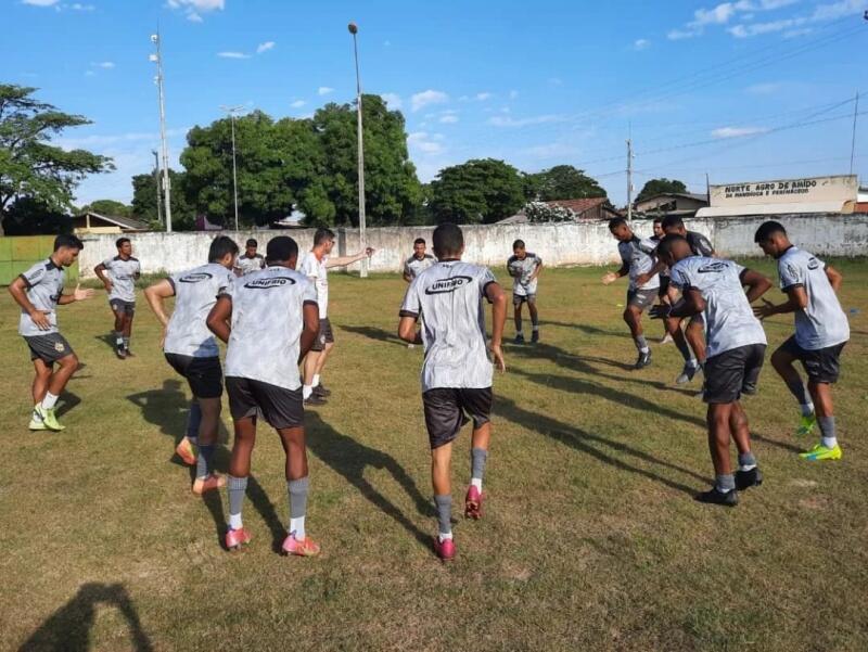 O preparador físico Jairinho Martínez comandou os treinamentos na parte física  (Foto: Divulgação)
