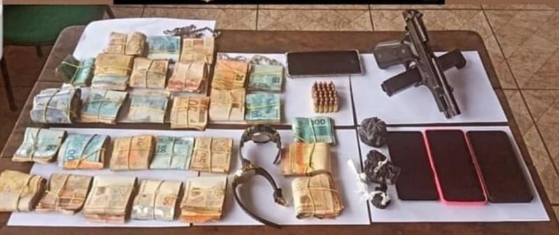 Com eles foram apreendidos o valor de R$ 26.913,00 em espécie, uma pistola calibre 9 milímetros, 34 munições intactas calibre 9 milímetros, cinco invólucros de entorpecentes e um automóvel Ônix Joy. (Foto: Divulgação)