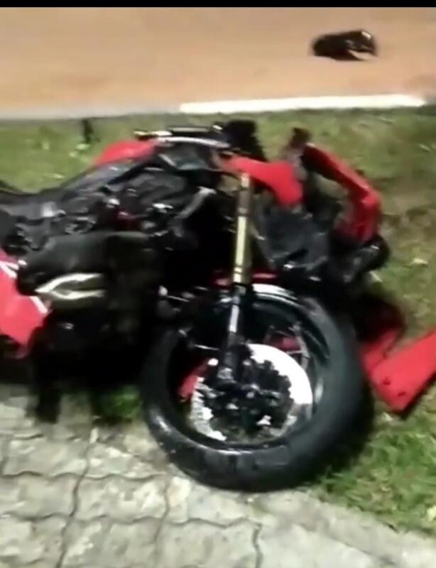 Motocicleta envolvida no acidente. (Foto: Reprodução/Instagram/@noticias24hrr)