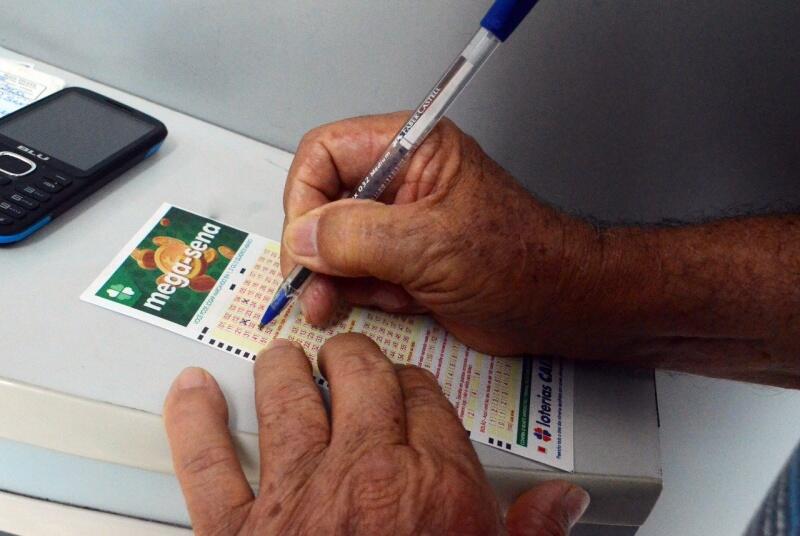 A aposta simples, com seis dezenas, custa R$ 4,50. (Foto: Nilzete Franco Folha BV)