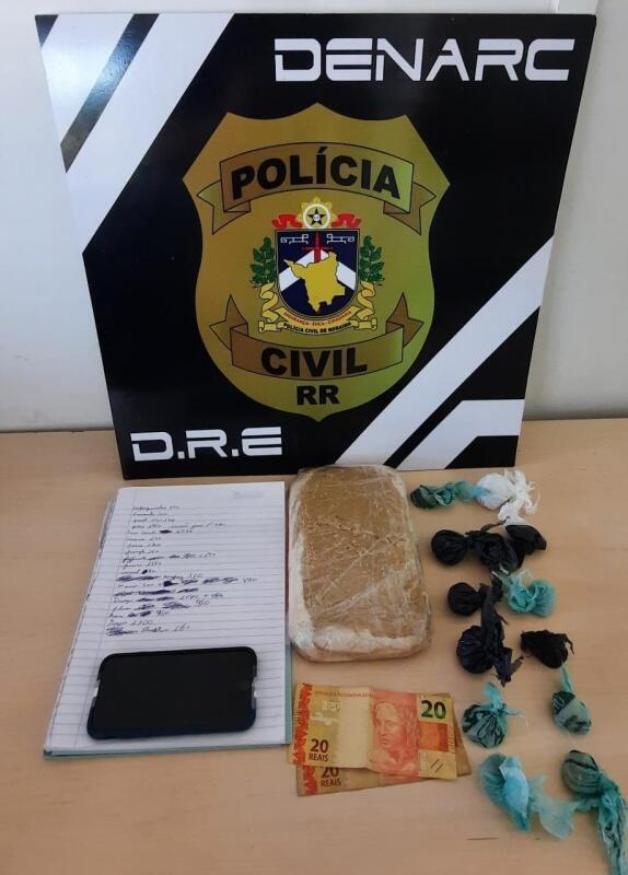 Materiais apreendidos durante a prisão do jovem de 19 anos (Foto: Polícia Civil)