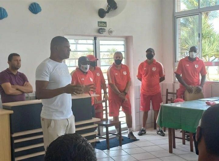 Wellington Silva palestrou ao elenco nauticano, em apresentação para temporada (Foto: Yago Dias/Náutico)