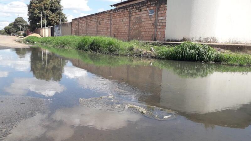 Problema atrapalha também quem passa pelo local, uma vez que a água suja fica de um lado a outro da via (Foto: Nilzete Franco/FolhaBV)