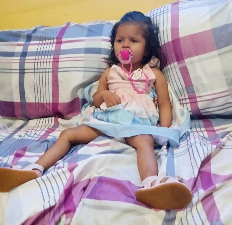 Mãe contou que Ana Elizy senta apenas com o apoio, sem poder sustentar a própria cabeça, por conta da paralisia (Foto: Divulgação)