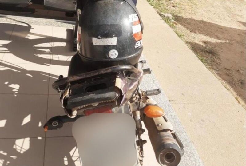 Moto e o rapaz foram levados para a Central de Flagrantes para as devidas providências (Foto: Divulgação)