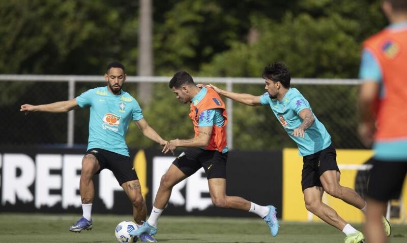 Alterações no time titular se devem por opção de Tite e por necessidade, como nos casos de Éder Militão e Emerson, que estão suspensos (Foto: Lucas Figueiredo/CBF)