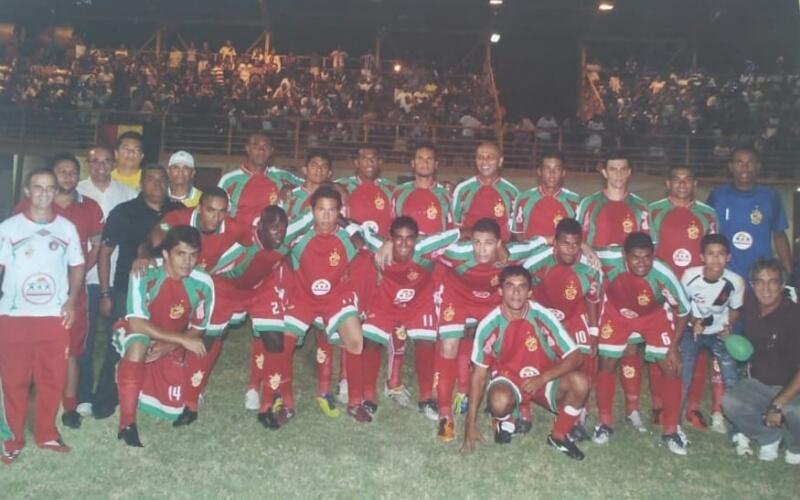 O elenco do Real, de São Luiz, perfilado no duelo contra o Remo pela Copa do Brasil de 2012 (Foto: Arquivo Real)