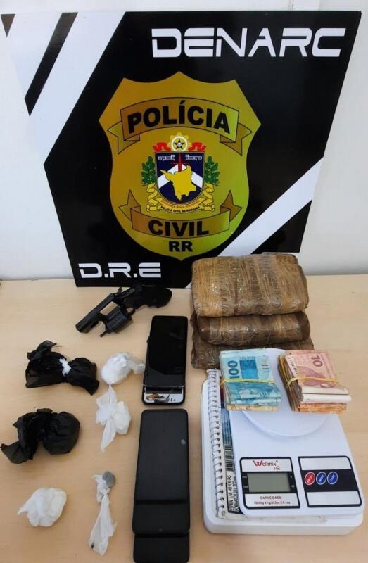 Jovens foram encaminhados à especializada e autuados em flagrante pelos crimes de tráfico de drogas e associação para o tráfico, além de posse de arma de uso permitido (Foto: Divulgação)