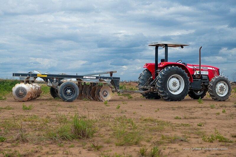 Serão disponibilizados máquinas e implementos agrícolas como tratores, grades aradoras e niveladoras, encanteiradores e plantadeiras para auxiliar as famílias no campo ao longo do ano. (Foto: Divulgação)