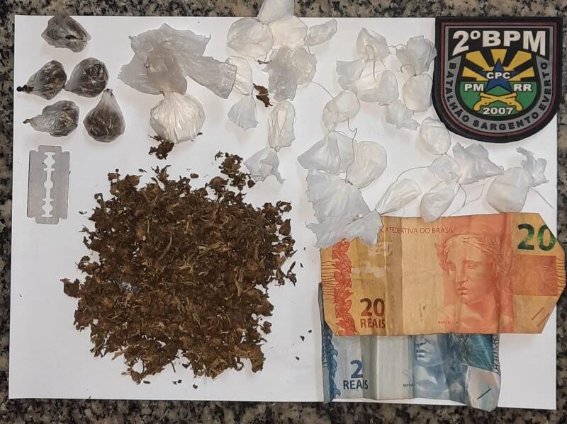 No momento da abordagem, a polícia informou que eles estavam ‘dolando’ a droga, utilizando uma gilete para separar em pequenas trouxinhas. (Foto: Divulgação)