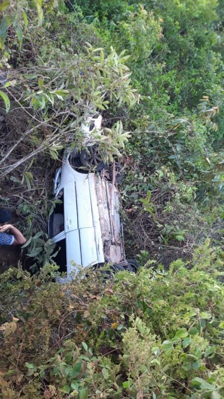 Veículo vinha sentido Apiaú para Mucajaí, passou direto na curva e bateu no abismo (Foto: Divulgação)