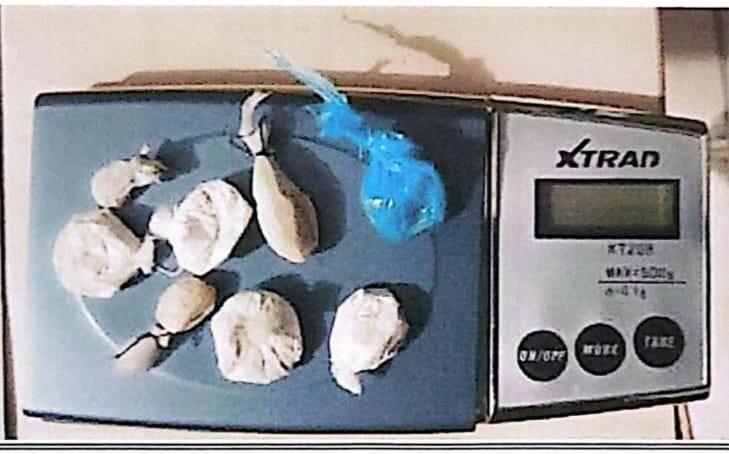 Invólucros de cocaína e pasta base de cocaína e a balança de precisão apreendidas com o suspeito. (Foto: Divulgação)
