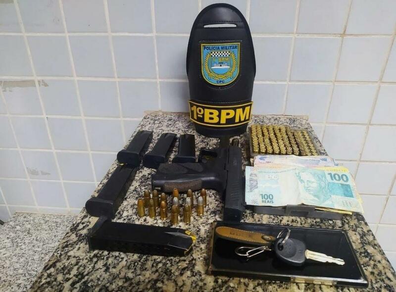 O material apreendido e o condutor do veículo foram levados para o 5º Distrito Policial, e o caso foi apresentado para as medidas cabíveis (Foto: Divulgação/PMRR)