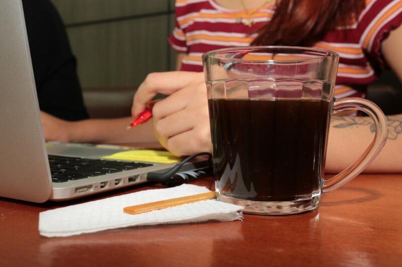 Na média, os brasileiros bebem de 3 a 4 xícaras de café por dia, o que equivale a aproximadamente 5,8kg ao ano. (Foto: Nilzete Franco Folha BV) Na média, os brasileiros bebem de 3 a 4 xícaras de café por dia, o que equivale a aproximadamente 5,8kg ao ano. (Foto: Nilzete Franco Folha BV)
