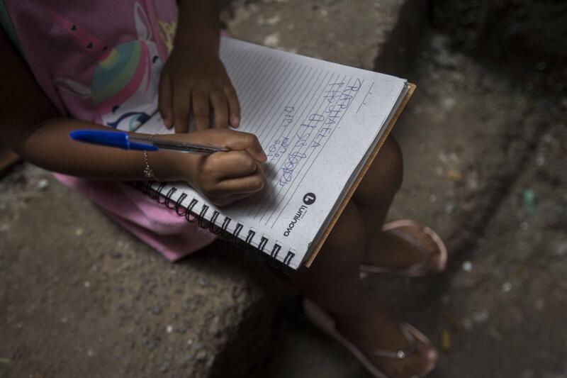 Por lei, as crianças deveriam ter assegurado o direito de aprender a ler e escrever (Foto: Divulgação/Uol)