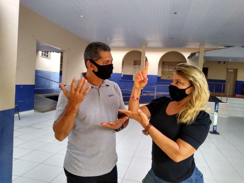 Intérpretes auxiliarão estudantes da rede pública com deficiência auditiva e surdez enquanto estão em sala de aula (Foto: Divulgação SECOM)