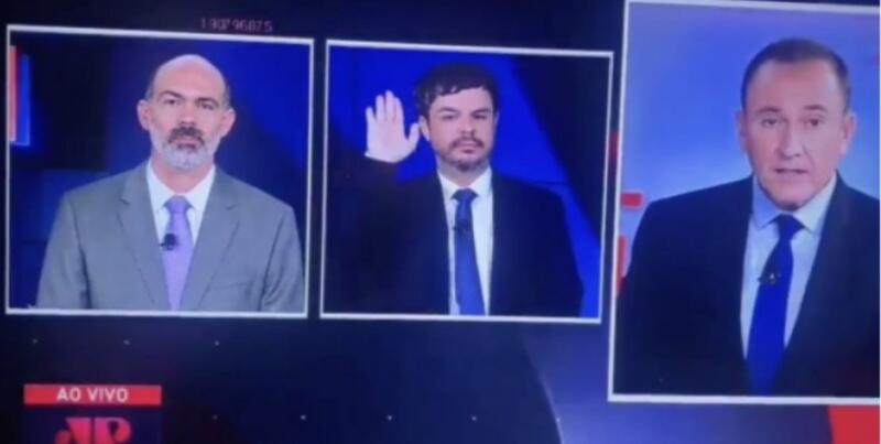 Adrilles se defendeu e disse que gesto seria só 'um tchau' (Foto: Reprodução)