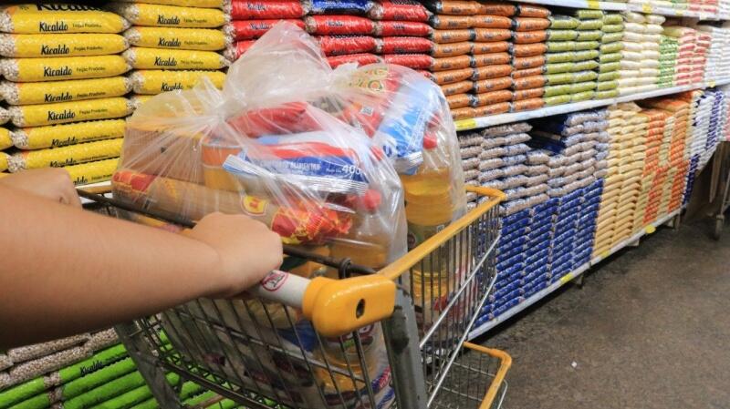 Alimentos continuam a pressionar e inflação sobe 0,24% em agosto (Foto: