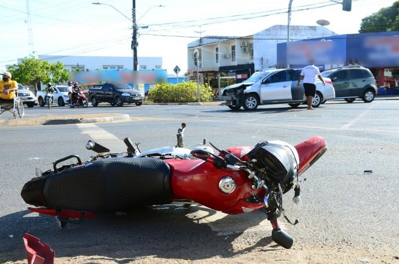 Motociclista levou a pior em acidente com carro (Foto: Nilzete Franco/FolhaBV)